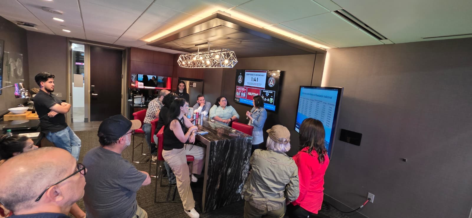 Clientes de NWX viendo un partido del Atlanta United desde una suite del estadio
