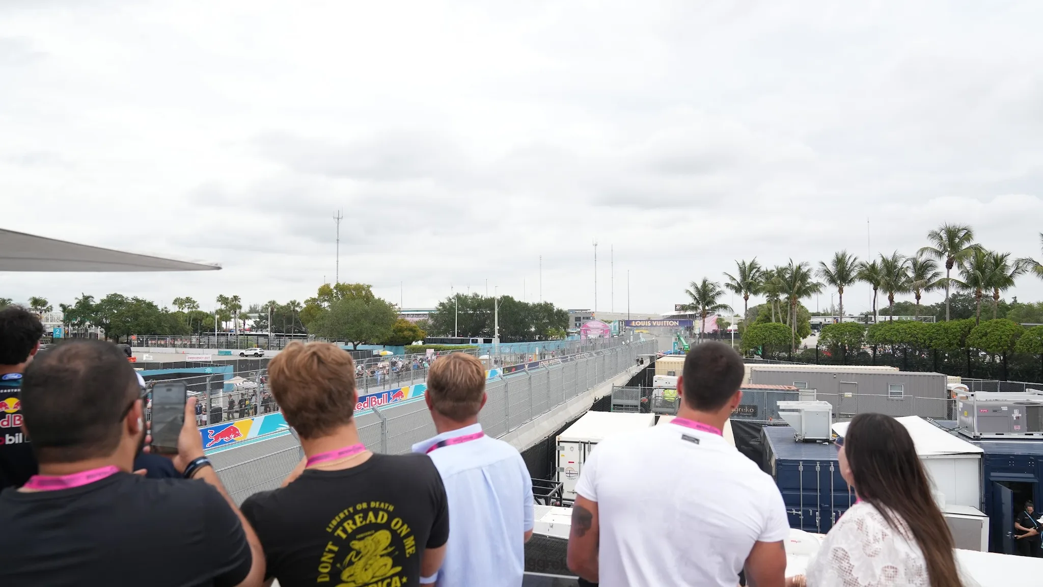 Invitados en el balcón de GRID House con vista al circuito de Miami