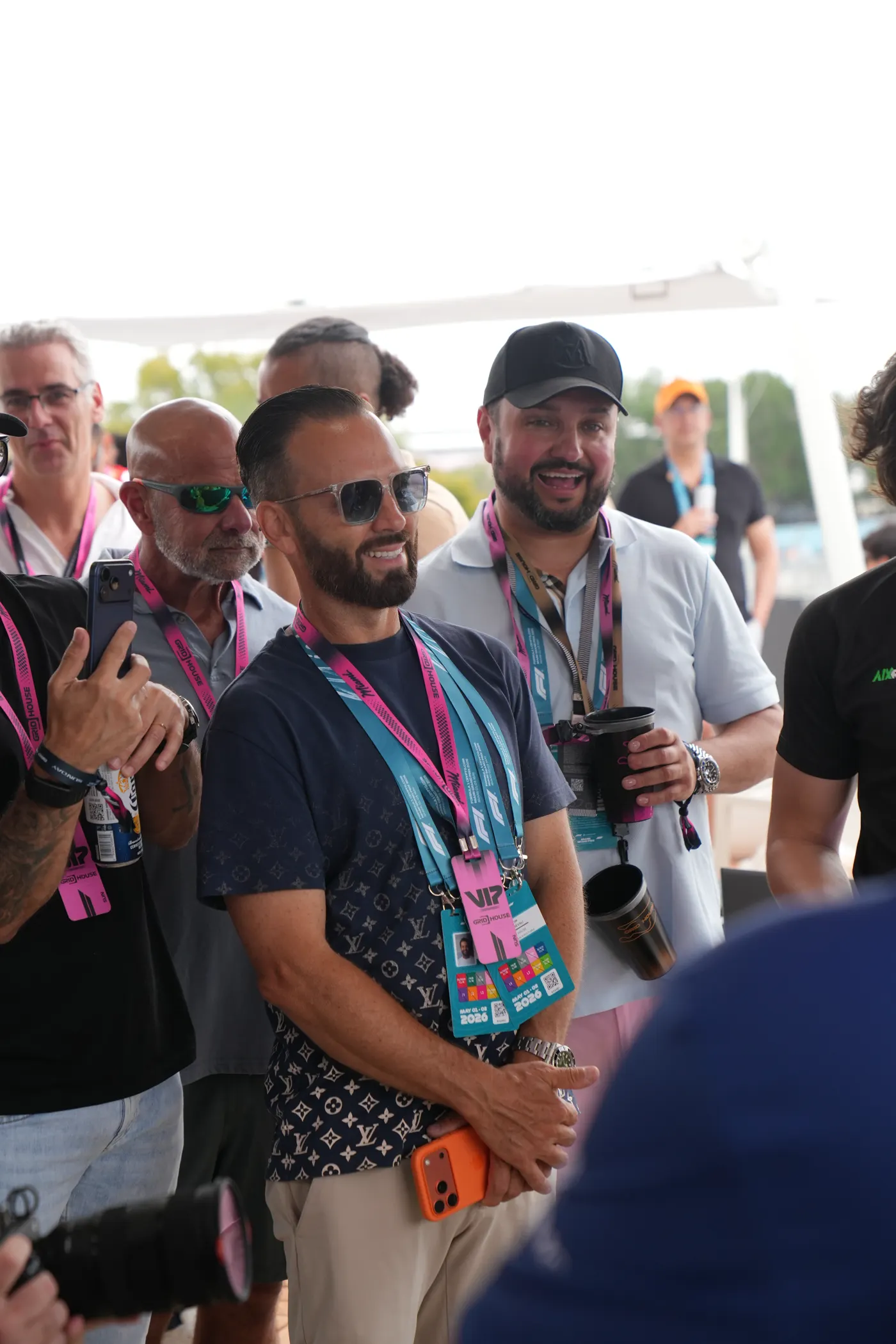 Invitados reunidos dentro de la suite GRID House durante el fin de semana de carrera