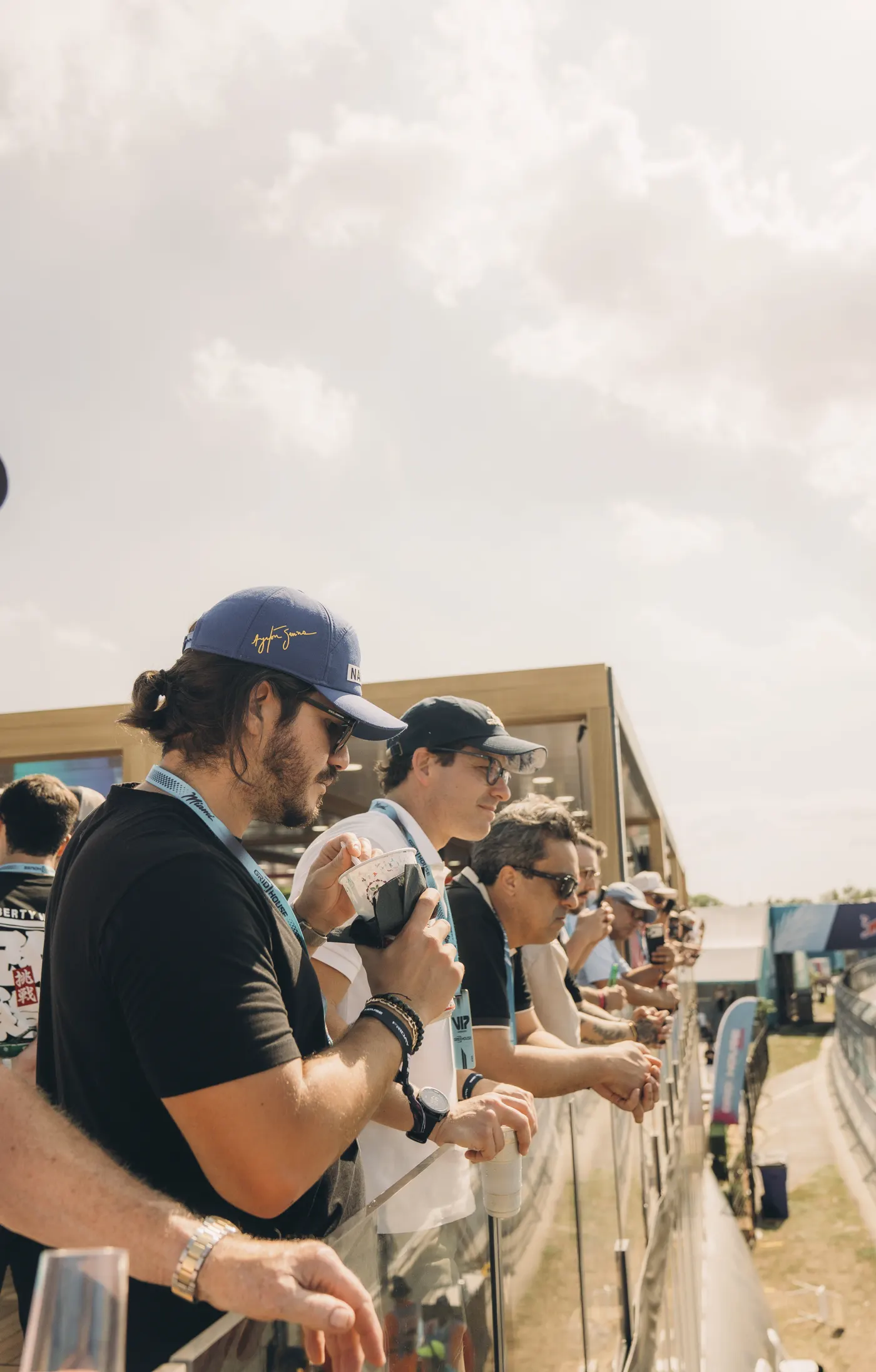 Invitados a lo largo del balcón siguiendo el circuito de Miami