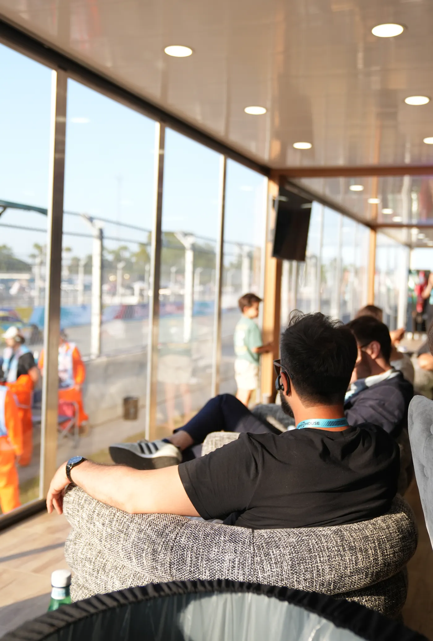 Un invitado sentado dentro de la suite, mirando hacia la pista