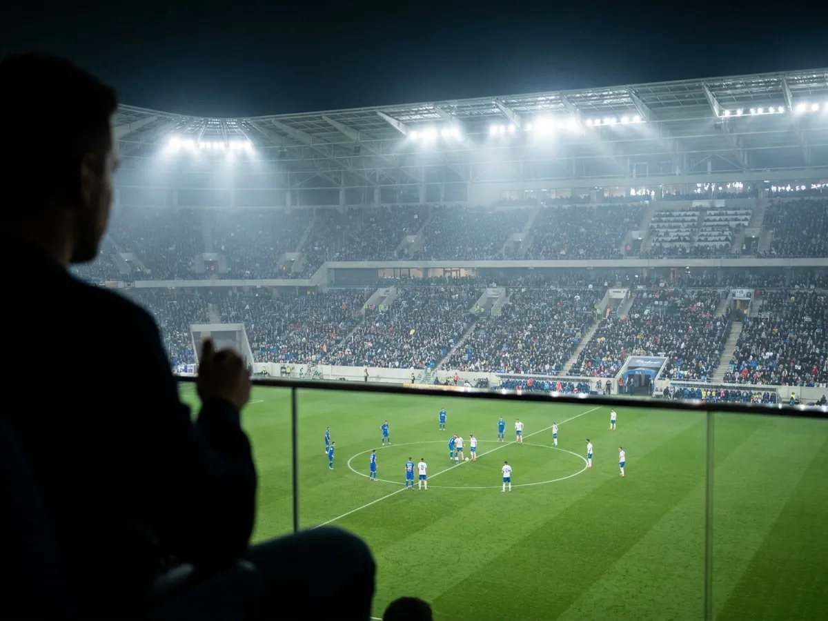 Imagen conceptual: un partido de fútbol visto desde un palco, con la silueta de un invitado, uniformes genéricos sin marcas