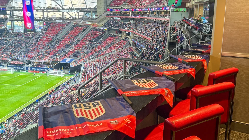La suite de NWX en el Mercedes-Benz Stadium, con vista al campo