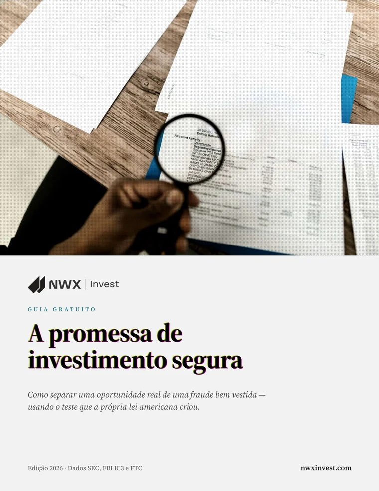 Capa do guia: lupa sobre extratos bancários em uma mesa de madeira