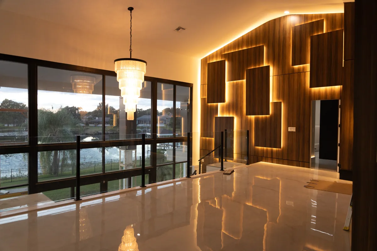 Interior renovado de residencia single-family con vista al lago