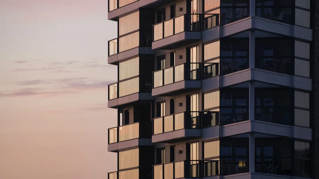 Fachada de una torre residencial moderna al atardecer