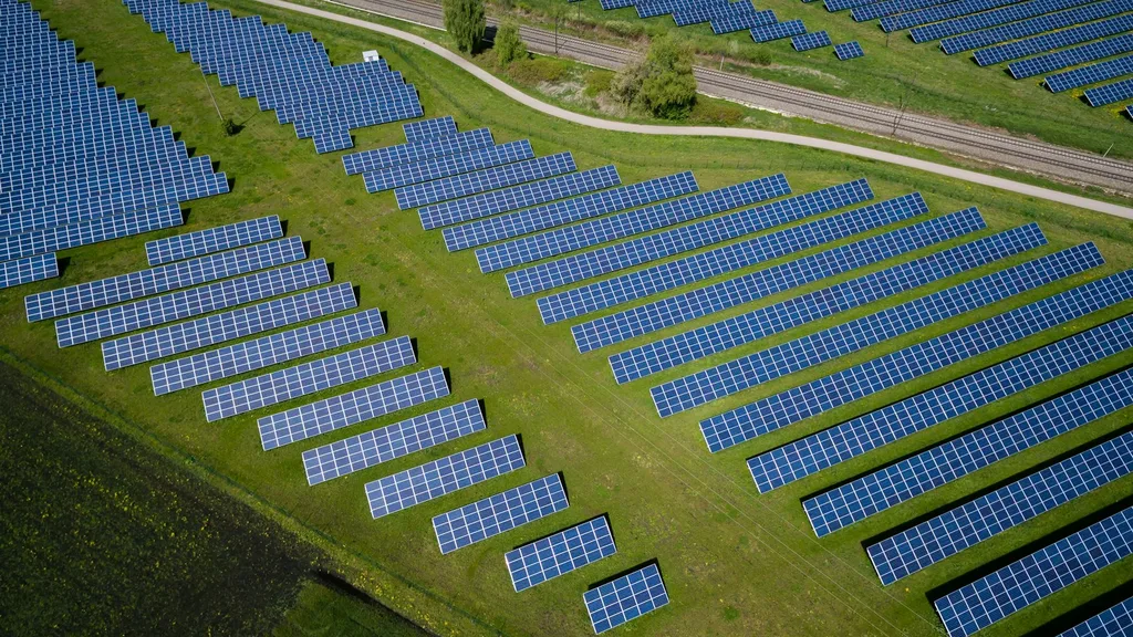 Vista aérea de una granja solar en campos verdes