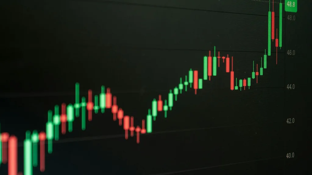 Gráfico de velas al alza en una pantalla de negociación