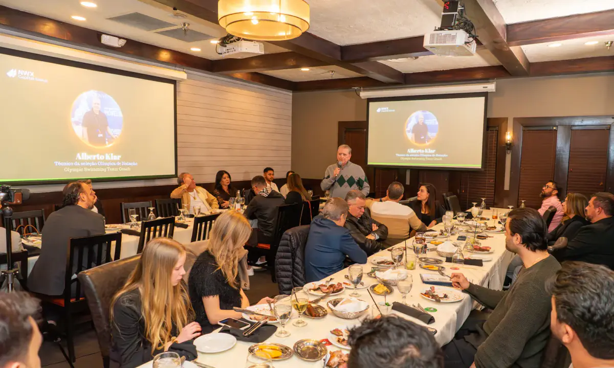 Inversionistas de NWX reunidos en una cena educativa